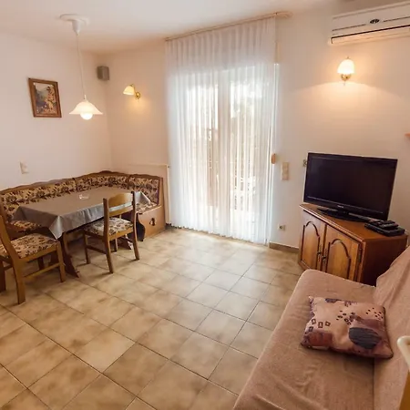 689 Apartment Banjol